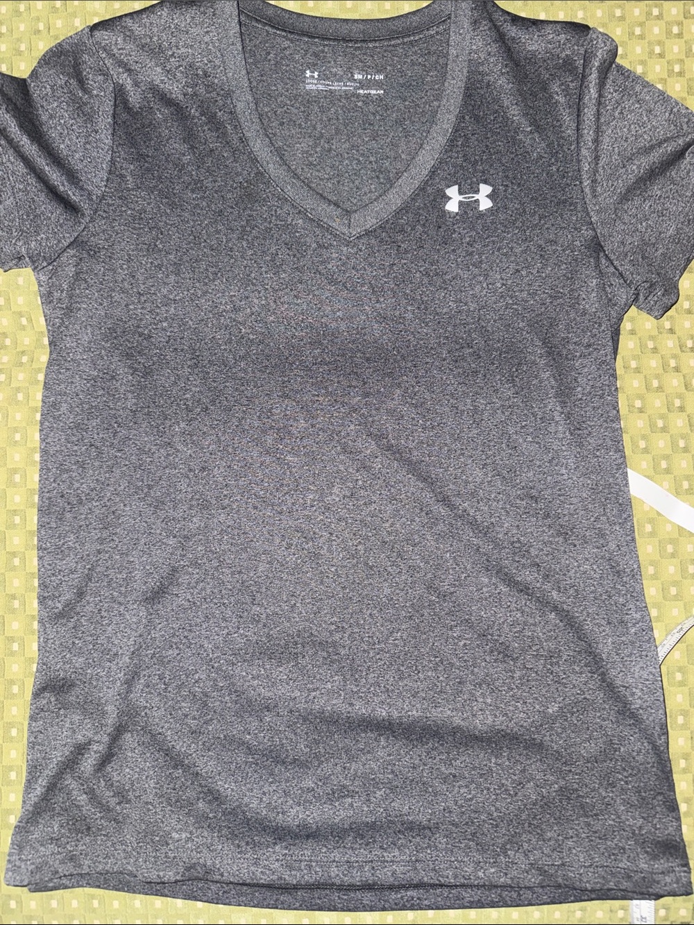 Under Armour like new athletic top